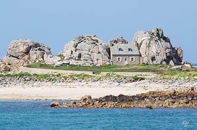 Cote de Granit Rose - Maison entre les rochers